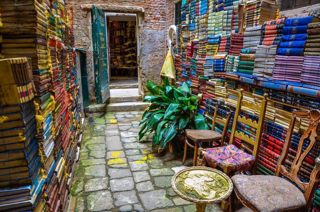 Libreria Acqua Alta     .  Libreria Alta Acqua  ... - 2