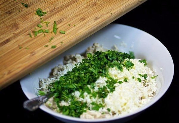 Шампиньоны с курицей и сыром.Ингредиенты:Куриное филе — 500 гФета — 60 гБольшие свежие шампиньоны — ... - 7