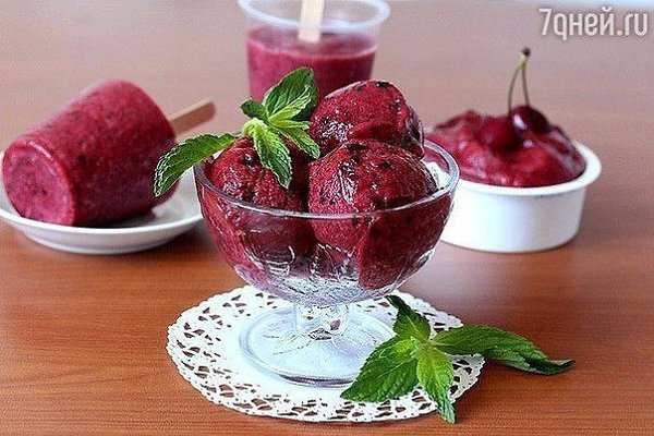 Фруктовое мороженое. Ингредиенты: 150 грамм замороженной клубники 150 грамм замороженной черной ...