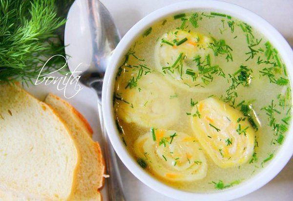 Вкусный куриный суп с сырными рулетиками.Ингредиенты:куриный бульон;4 картофеля;1 морковь;1 ...