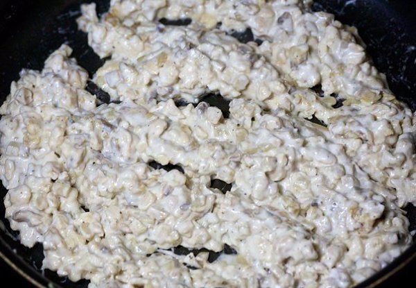 Шампиньоны с курицей и сыром.Ингредиенты:Куриное филе — 500 гФета — 60 гБольшие свежие шампиньоны — ... - 6