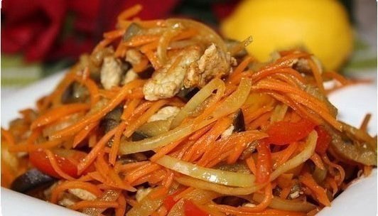 Салат из баклажанов с мясом и болгарским перцем.Ингредиенты:баклажаныморковьлукболгарский перецмясо ...
