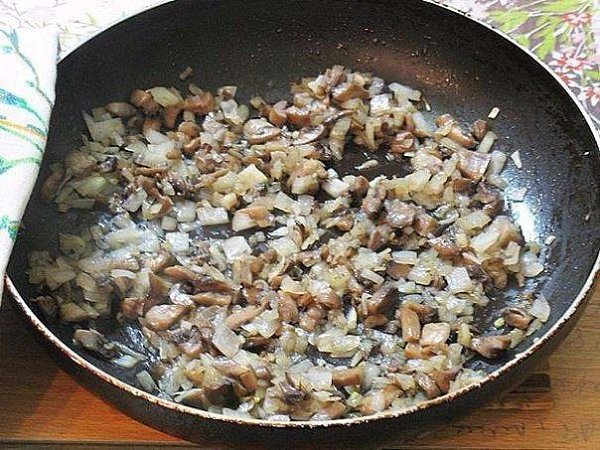 Жюльен из курицы с грибами.Ингредиенты:Курица — 250 гШампиньоны — 250 гЛук — 3 шт.Сыр — 150 гСметана ... - 2