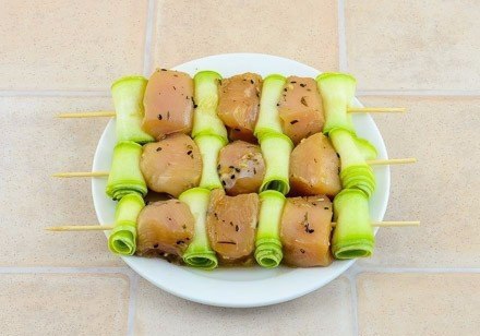 Куриные шашлычки с кабачками. Куриные шашлычки с кабачками имеют шикарный аромат, нежную сочную ... - 6