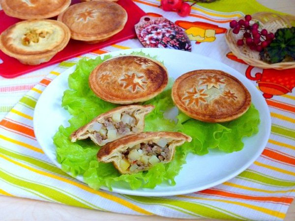 Слоёные пироги с мясом.Ингредиенты:Фарш свиной — 500 гКартофель (отварной) — 2–3 шт.Тесто слоеное ...
