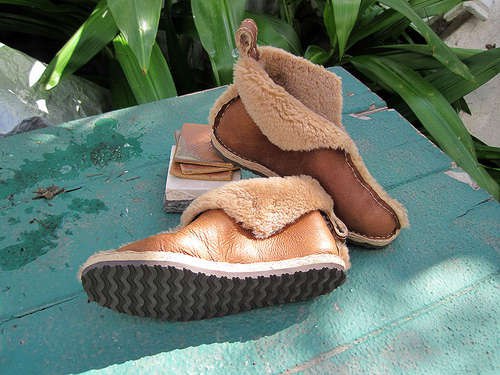 Как сшить обувь из старой дубленки. Итак, первым делом строим стельку. Начинаем с контура ступни. ... - 8