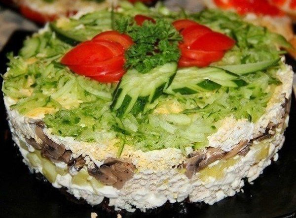 10 салатов с ГРИБАМИ! 1. Салат из куриного филе, свежих огурцов и консервированных шампиньонов ... - 9