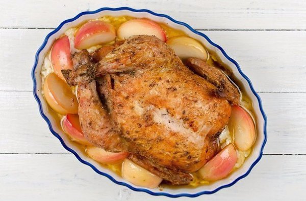 Курица с яблоками в сливочном соусе. ИНГРЕДИЕНТЫ курица 2 кг лимон 1 шт. тимьян 1 ч.л. соль 1 ст.л. ... - 10