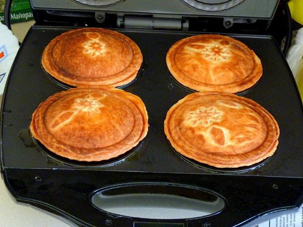 Слоёные пироги с мясом.Ингредиенты:Фарш свиной — 500 гКартофель (отварной) — 2–3 шт.Тесто слоеное ... - 7