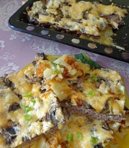 САМАЯ ВКУСНАЯ И ПРОСТАЯ ЗАПЕКАНКА.ИНГРЕДИЕНТЫ: шампиньоны сыр 2 ложки сметаны фарш ломтики картофеля ...