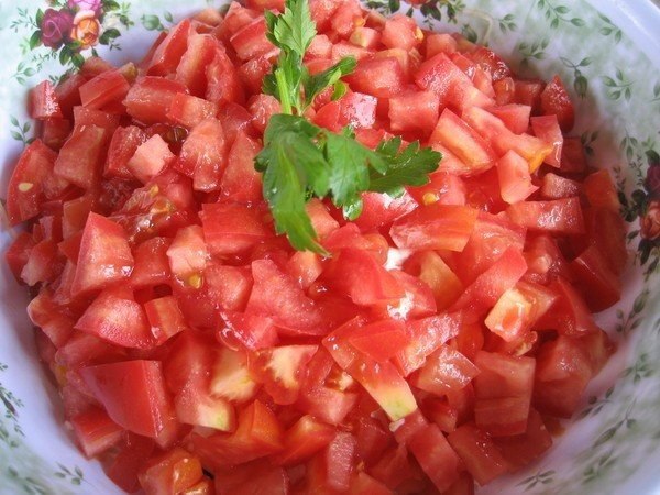 Салат красная шапочка. Салат красная шапочка с помидорами. Салат красная шапочка с помидорами и колбасой. Салат красная шапочка с помидорами и курицей