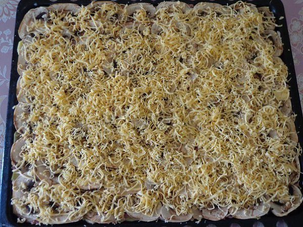 САМАЯ ВКУСНАЯ И ПРОСТАЯ ЗАПЕКАНКА.ИНГРЕДИЕНТЫ: шампиньоны сыр 2 ложки сметаны фарш ломтики картофеля ... - 5