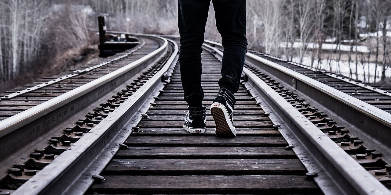 Фотографии на железной дороге парни. Парень на железной дороге. Парень на железной дороге. Человек сидит на рельсах. Человек на железнодорожных путях.