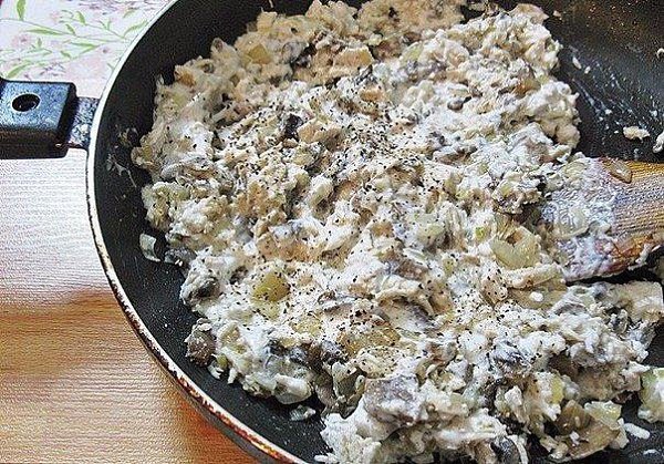 Жюльен из курицы с грибами.Ингредиенты:Курица — 250 гШампиньоны — 250 гЛук — 3 шт.Сыр — 150 гСметана ... - 3