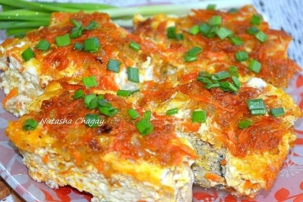 Запеканка из рыбы с овощами.Ингредиенты:рыба 500 гморковь 1 шт1-2 луковицымолоко 200 мл2 яйцасоль и ...