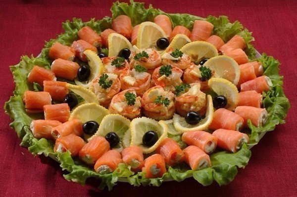Рулетики из семги.Простая, но такая вкусная рыбная закуска с брынзой, грецкими орешками, маслинами и ...