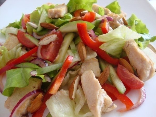 Легкий салат с курицей.на 100 грамм - 99.99 ккал Б/Ж/У - 10.17/4.93/3.82 Ингредиенты:Помидор — 1 ...