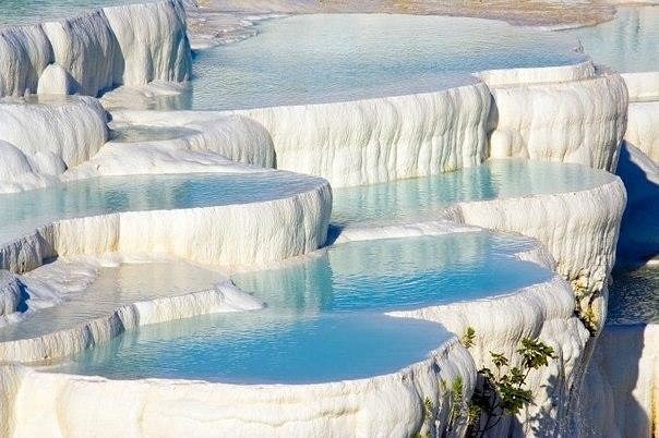 Белоснежные природные горячие водоемы-террасы Памуккале.Памуккале (Pamukkale) «хлопковый замок» в ...
