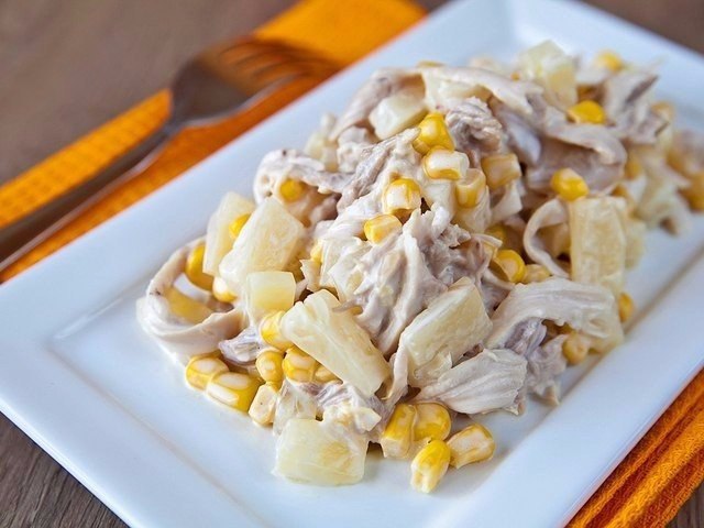 Салат с ананасами и курицей.Ингредиенты: Филе куриной грудки 1 шт. Шампиньоны 300 г Кукуруза ...