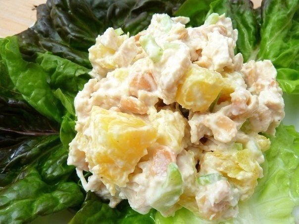 Салат из курицы с ананасами.82 ккал на 100 гИнгредиенты:- яйцо куриное - 2 шт.- филе куриное - 300 ...