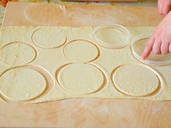 Слоёные пироги с мясом.Ингредиенты:Фарш свиной — 500 гКартофель (отварной) — 2–3 шт.Тесто слоеное ... - 4