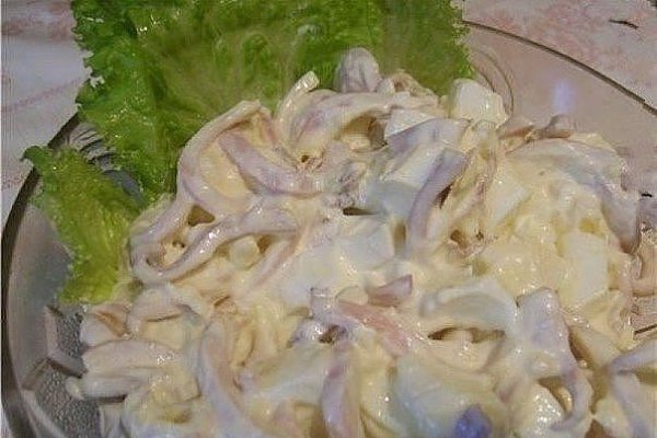 2. Очень вкусный салат из кальмаров с плавленым сыром.Ингредиенты:кальмары — 300 гяйца — 2 ...
