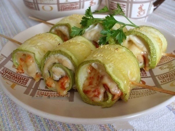 Суперские рулетики из кабачков с куриным мясом! Вам потребуется: -молодые кабачки (или цуккини) - 2 ...
