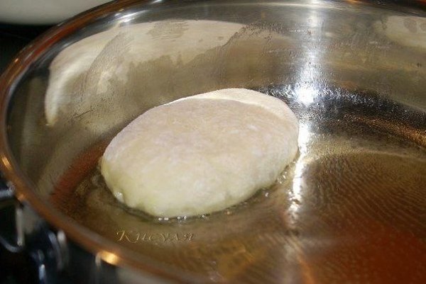 Пирожки с мясной начинкой.Ингредиенты:молоко 400 гмасло сливочное 150 гсахар 2 ст. л.соль 0,5 ч. ... - 7