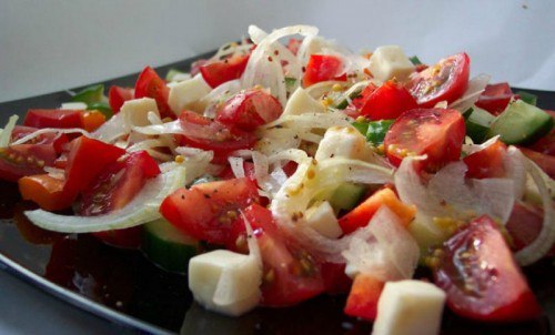 РЕЦЕПТ САЛАТА ИЗ БРЫНЗЫ С ОВОЩАМИ И МАКАРОНАМИ.Понадобится: 100г брынзы, 2 помидора, 1 пучок зелени ...