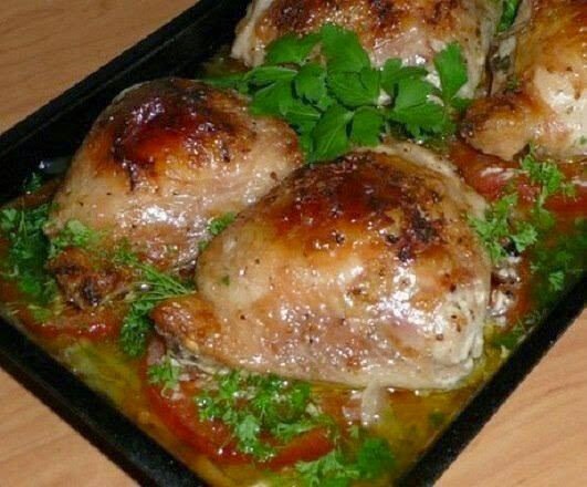 Курица на овощах.Ингредиенты:- 4 куриных бедра- 300 гр свежей капусты - 2 средних лука- 1 большую ...