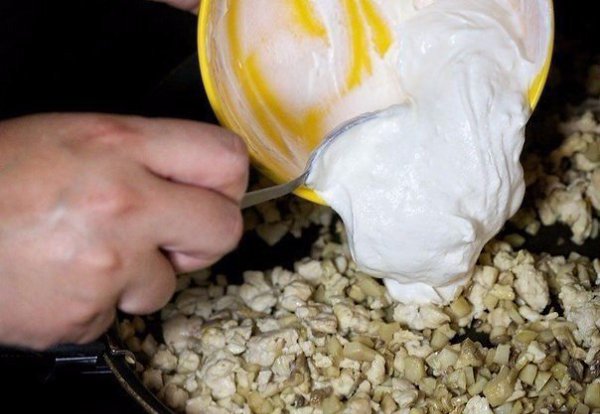 Шампиньоны с курицей и сыром.Ингредиенты:Куриное филе — 500 гФета — 60 гБольшие свежие шампиньоны — ... - 5