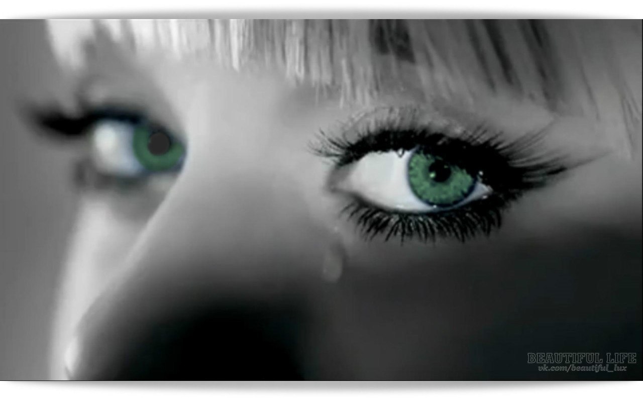 Плачущая девушка. Плачущая девушка. Слезы картинки. Красивые женские глаза. Красивая девушка плачет.