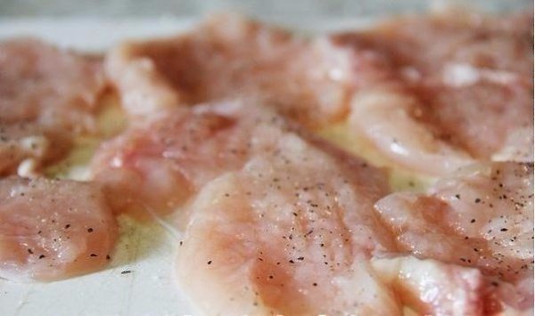 Нежнейшие куриные отбивные с сыром. Ингредиенты: Куриная грудка — 500 г Сыр — 150 г Яйца — 2 шт. ... - 2