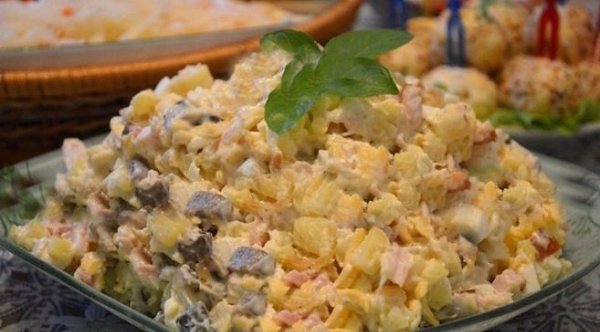 САЛАТ С КОПЧЕНОЙ КУРИЦЕЙ. Ингредиенты: - 200 г копченой курицы (у меня грудка); - 150 г маринованных ...