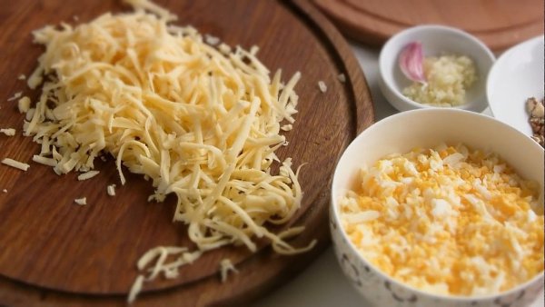 Слоеный салат с сыром и баклажанами