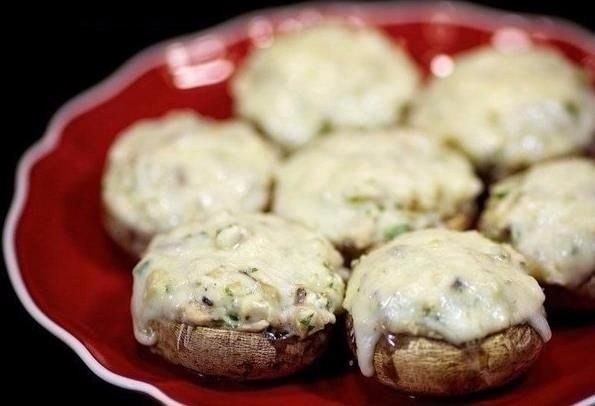 Шампиньоны с курицей и сыром.на 100грамм - 100.89 ккалБ/Ж/У - 12.59/4.96/2.02Ингредиенты:Куриное ...