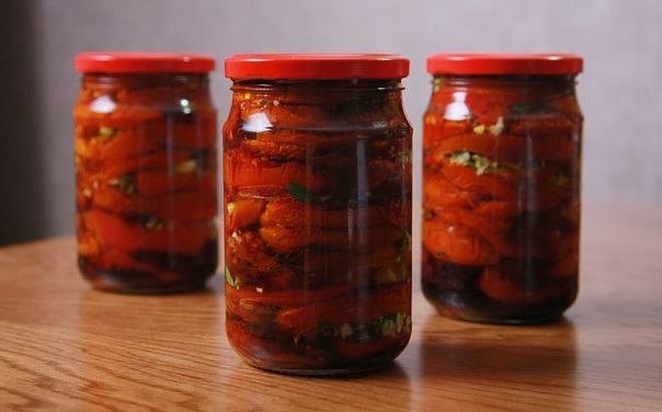 Помидоры по-корейски на зиму.Нам необходимо:-спелые (не перезрелые) помидоры — 2 кг,-морковь — 4 ...