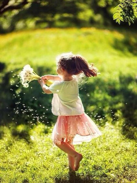 Эх, осень серо-бурая, Вся выпита до донышка. Пока погодка хмурая, Побуду-ка я солнышком! - 3