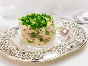 САЛАТ ИЗ КОНСЕРВИРОВАННОЙ СКУМБРИИ.Предлагаю вашему вниманию вкусный и сытный салат из ...