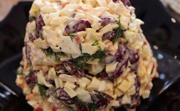 БЫСТРЫЙ САЛАТ С ФАСОЛЬЮ И КРАБОВЫМИ ПАЛОЧКАМИ.Ингредиенты:фасоль красная в собственном соку 200 ...