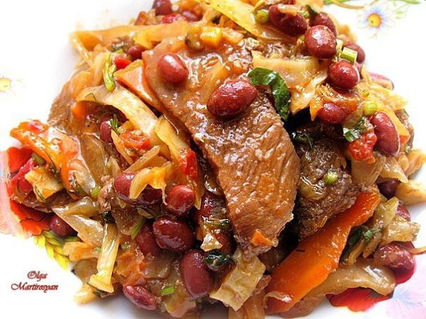 Тушеная говядина с капустой и фасолью.Автор: Ольга МартиросянГовядина б/к - 800 гр, 1 небольшой ...