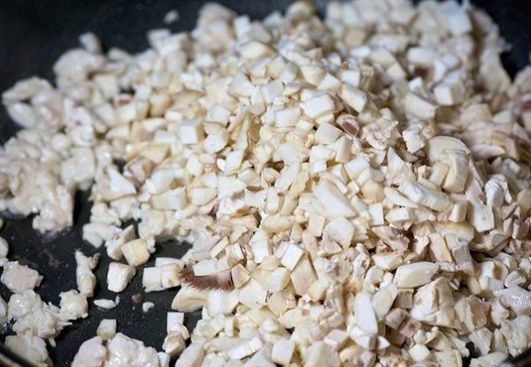 Шампиньоны с курицей и сыром.Ингредиенты:Куриное филе — 500 гФета — 60 гБольшие свежие шампиньоны — ... - 4