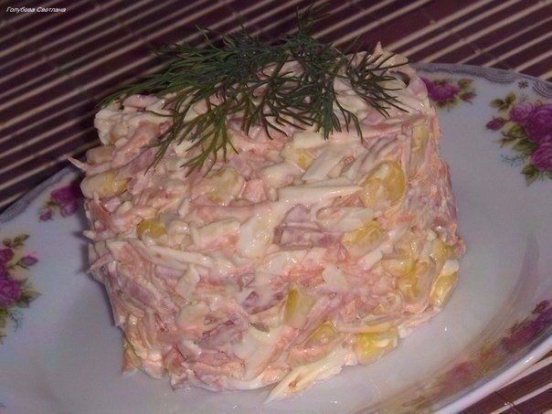 Быстрый и вкусный салат.Ингредиенты:- Морковь (сырая)-1 шт.- Сыр - 100 гр.- Колбаса копч. - 100 гр.- ...