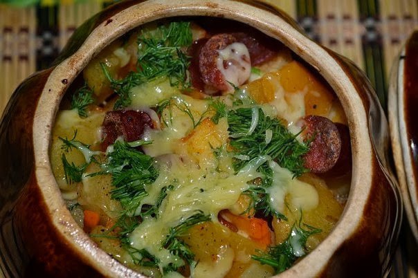 Картофель с охотничьими колбасками.Ингредиенты:- картофель- охотничьи колбаски- морковь- лук- соль, ...