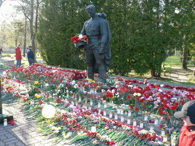 Посвящается невернувшимся в годы Великой Отечественной войны... * * * Лишь только через три весны ...