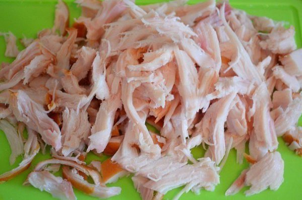 САЛАТ С КОПЧЕНОЙ КУРИЦЕЙ. Ингредиенты: - 200 г копченой курицы (у меня грудка); - 150 г маринованных ... - 3