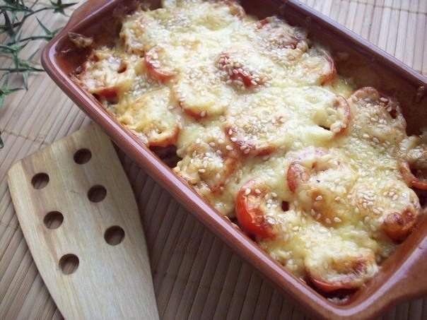 Кабачки, запеченные с шампиньонами и помидорами под сыром.Количество порций: 2 шт.Ингредиенты: ...