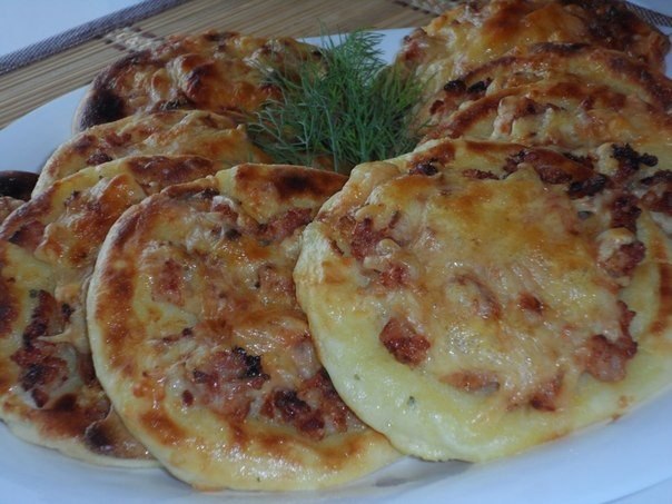 Картофельные ватрушки с курицей.Тесто:0.5 кг. картошки,1 яйцо,0.5 ч.л. соли,2 стол.л. ...