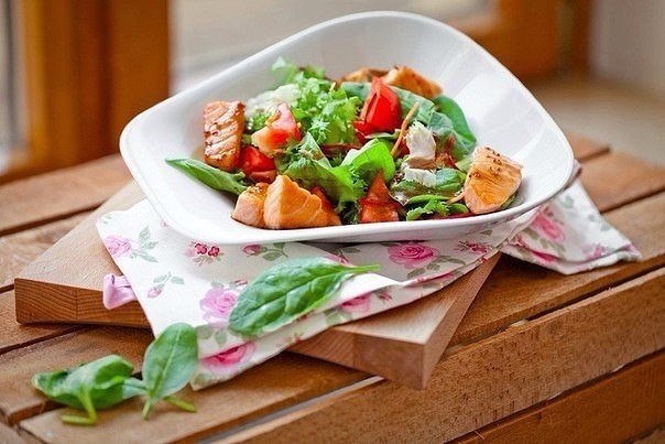 Салат с кусочками семги . Ингредиенты: Микс салата с корнеплодами — 150 г Соль — по вкусу Перец — ...