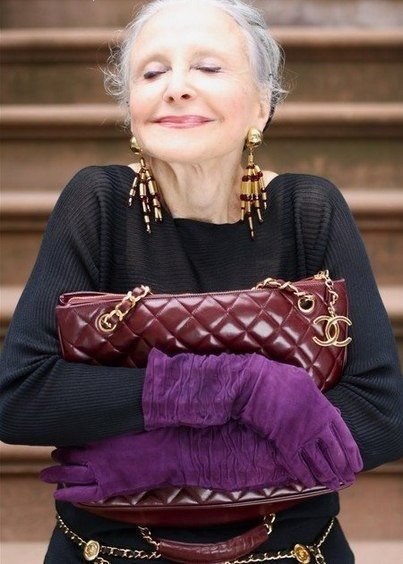 Когда я стану дряхлою старушкой, и мне исполнится 120 лет! Я все равно останусь хохотушкой — чтоб ...